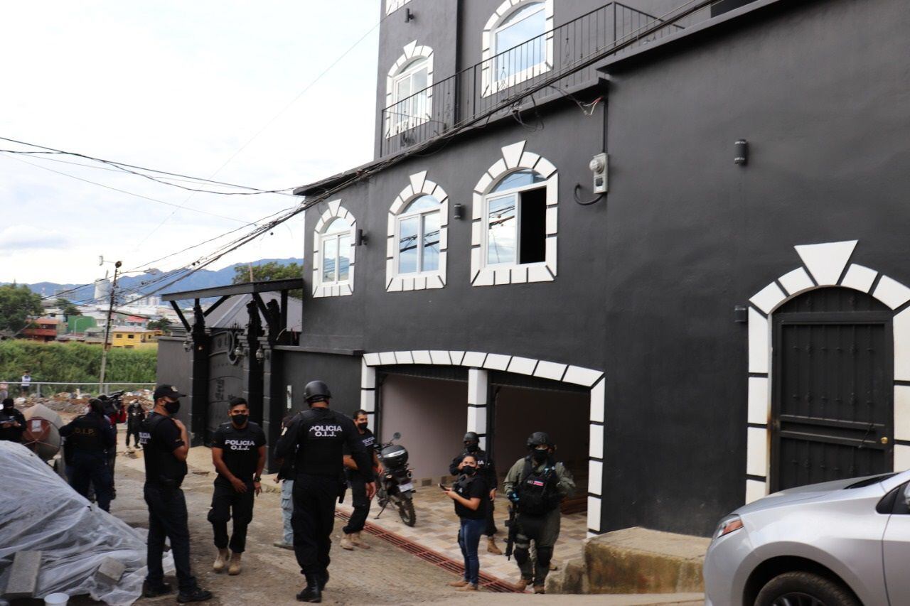 El juicio contra Manzanita, quien vivía rodeado de lujos en esta casa en Tibás, se ha suspendido varias veces por recusaciones a jueces. Foto OIJ.