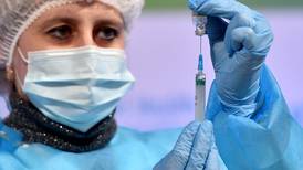 India confina Nueva Delhi por una semana y abre vacunación a todos sus adultos