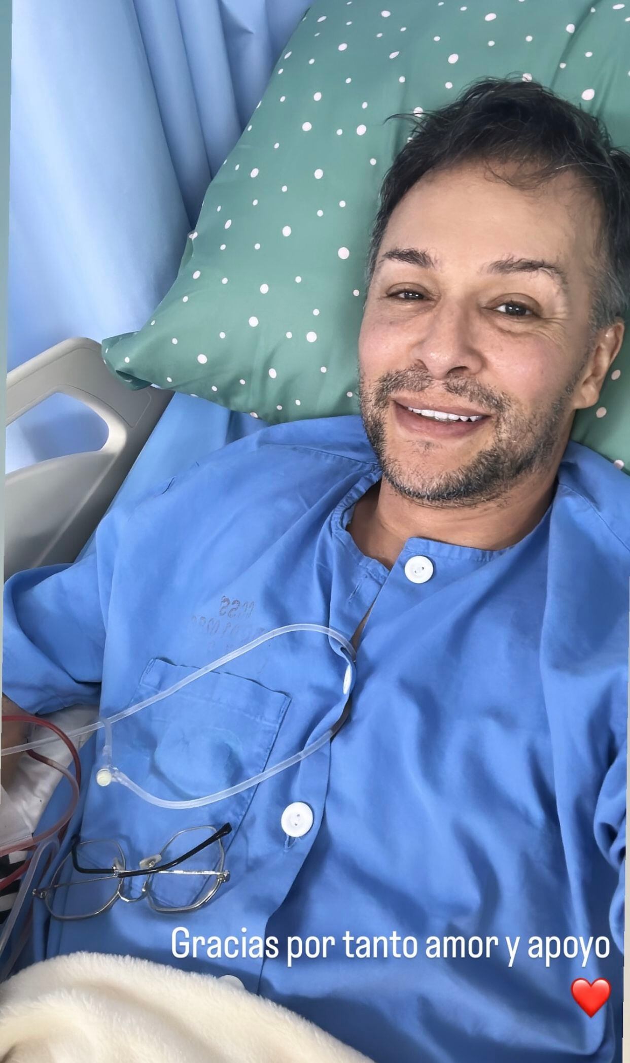 Ángelrafael González fue hospitalizado luego de que le diagnosticaran un tumor cerebral. El maquillista se ha sentido muy agradecido al recibir tanto cariño y apoyo. Foto: Instagram