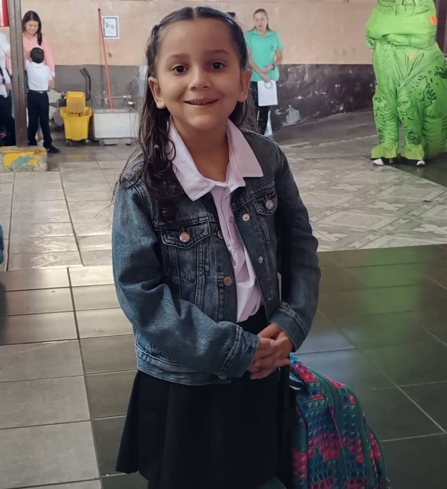 Kylie Campos Solano inició su primaria este jueves y se encontraba nerviosa por la transición del kinder a la escuela