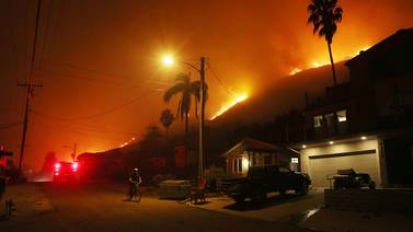 Vientos de casi 130 km/h atizan incendios forestales en California
