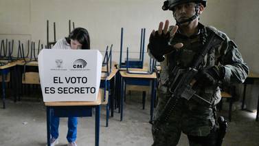 Ecuador concluye jornada electoral entre chalecos antibalas y acecho del narco