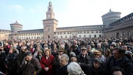 Centenares de italianos despiden a Umberto Eco en funeral