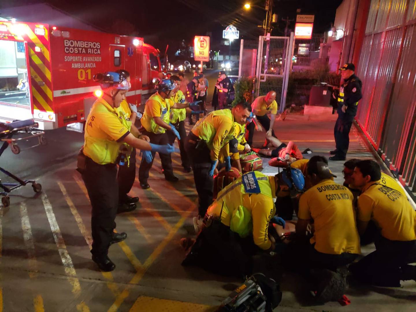 Cuando llegan múltiples baleados, como la noche del sábado, todos los bomberos de la estación se integran con los paramédicos en la atención. Foto: Cortesía.