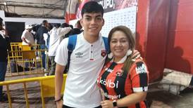 Mamá de Leonardo Menjívar viajó desde El Salvador para ver a su hijo con Alajuelense