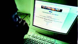 OIJ vincula adicción a la pornografía con acoso cibernético entre adolescentes