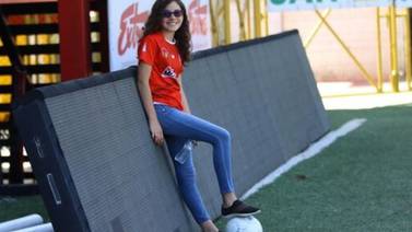 (Video) Wyzangel, la hija menor de Wílmer López da sus primeros pasos en el fútbol