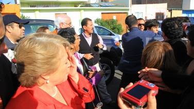 Hombre escupe cara de expresidenta de Chile Michelle Bachelet