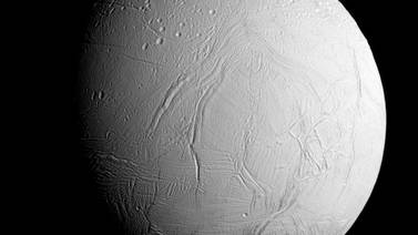 Sonda Cassini envía primeras imágenes de Encélado, la luna helada de Saturno