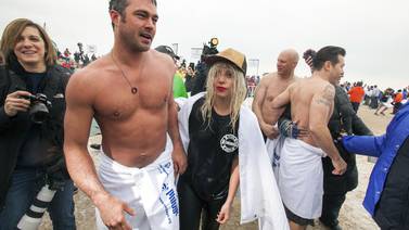 Lady Gaga y su prometido Taylor Kinney se sumergen en helado lago junto al actor Vince Vaughn