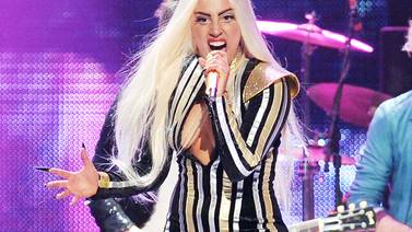  Lady Gaga estrenó su sencillo “Applause”, una semana antes de lo pactado