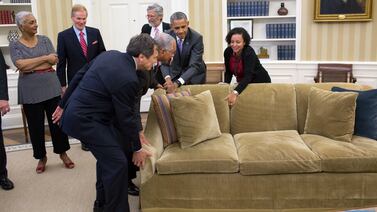 Foto de Franklin Chang junto a Barack Obama moviendo un sillón es una de las mejores del 2015