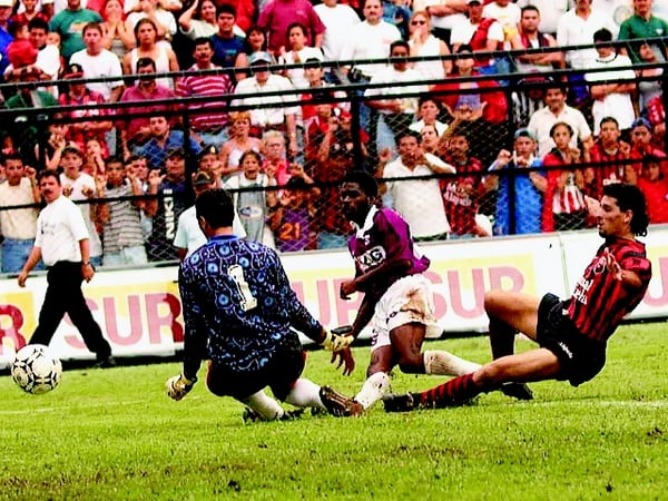 Saprissa le dio una bofetada tremenda a la Liga en 1998 - La Nación
