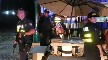 Policía captura a dos sospechosos de atraco a supermercado en San Carlos