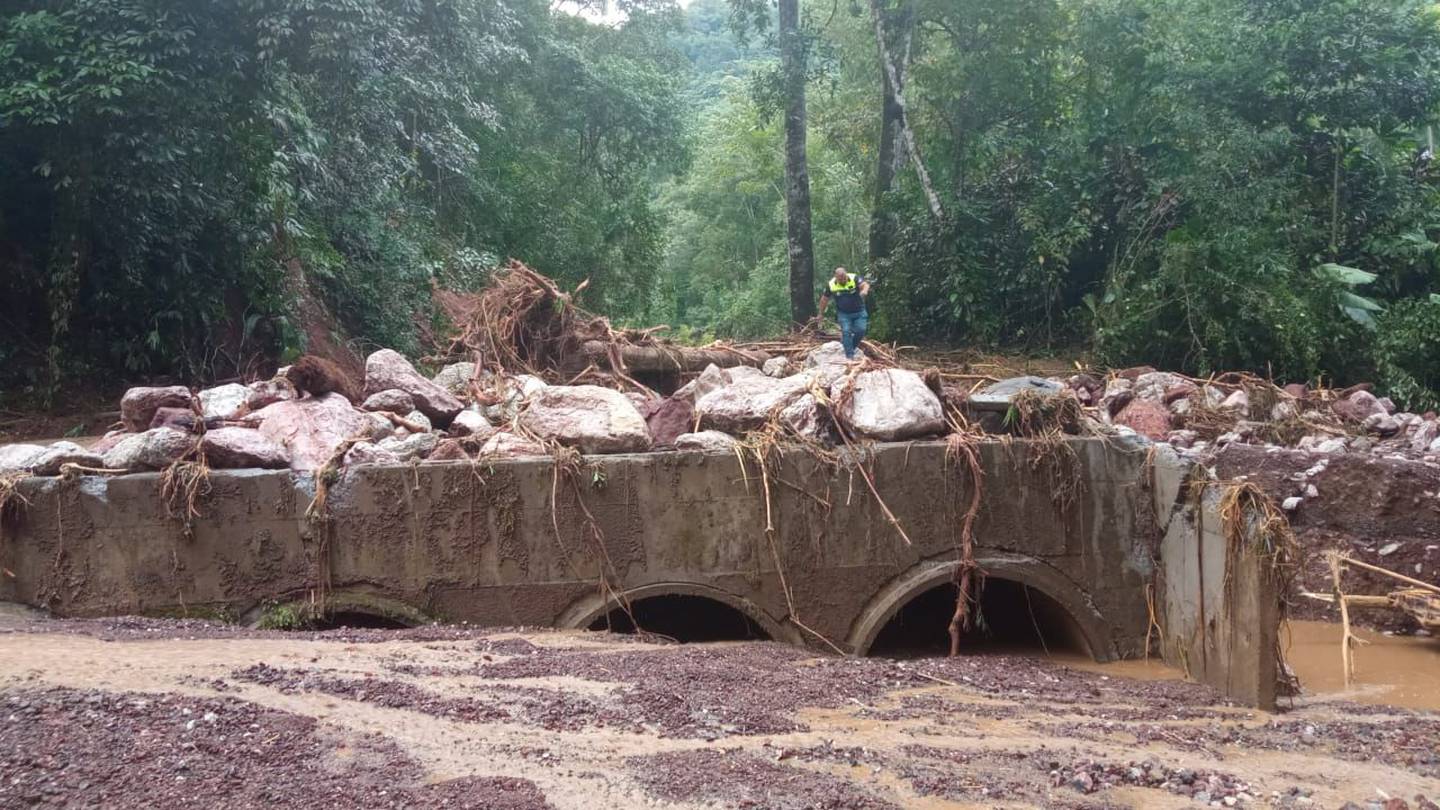 En Jacó, la creacida del río Copey arrastró lodo y palos por lo que dañó varias viviendas a su paso. Foto: Cortesía Municipio de Jacó.