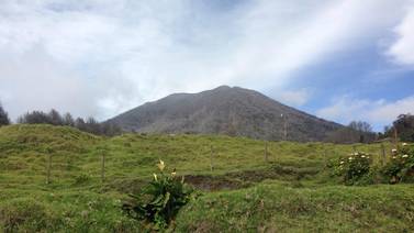 Análisis de cenizas recientes del volcán Turrialba revelan casi nulo contenido de magma