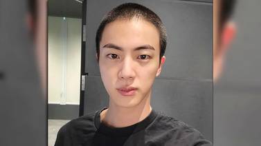 Jin de BTS comenzó su servicio militar y mostró su nuevo ‘look’ al raparse el cabello