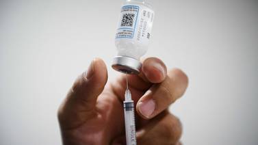 Pfizer y la Comisión Europea acuerdan reducción del número de dosis de vacunas contra covid-19