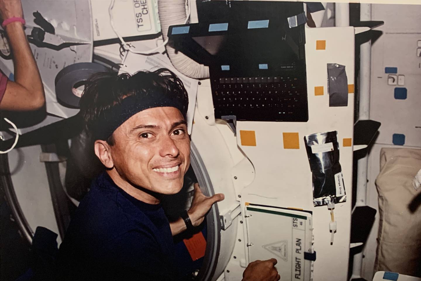 8 de agosto de 1992 JOHNSON SPACE CENTER HOUSTON TEXAS  astronauta Francklin Chang. fotografía: NASA National Aeronautics and Space Administration. Realicé investigación en energía de