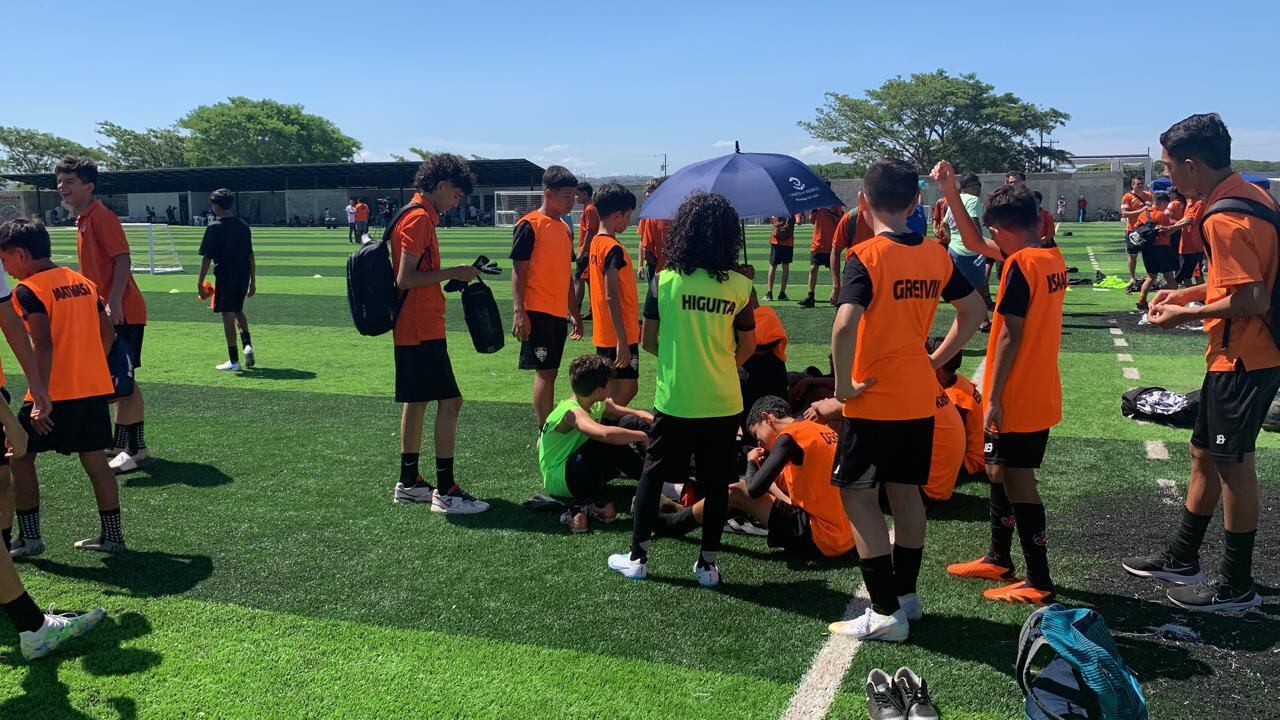 Los integrantes del equipo Sub 12 se preparan para entrenar en el Centro del Alto Rendimiento del Puntarenas FC, bajo el inclemente sol.