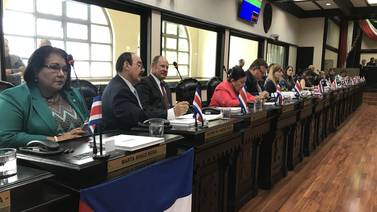 Pleito en plenario por acto organizado por presidencia legislativa con Álvarez Desanti
