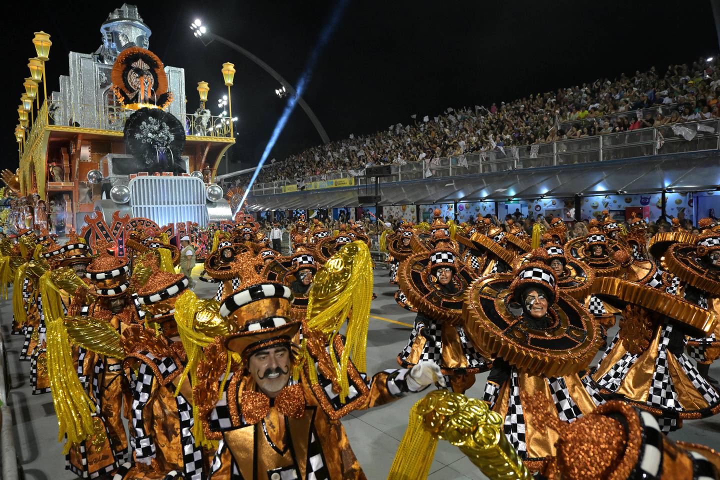 Integrantes de la samba Mocidade Alegre actúan durante los carnavales.