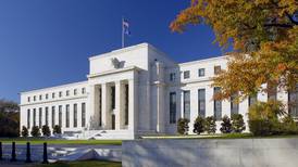 Miembros del órgano rector de la Fed preocupados por la alta inflación en Estados Unidos