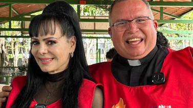 Maribel Guardia y el padre Sergio celebran fiesta navideña a 2.000 niños en riesgo social