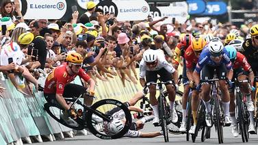 Andrey Amador sobrevive a una jornada con un cierre lleno de caídas en el Tour de Francia