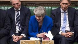 Gobierno de Theresa May sobrevive a  censura en el Parlamento