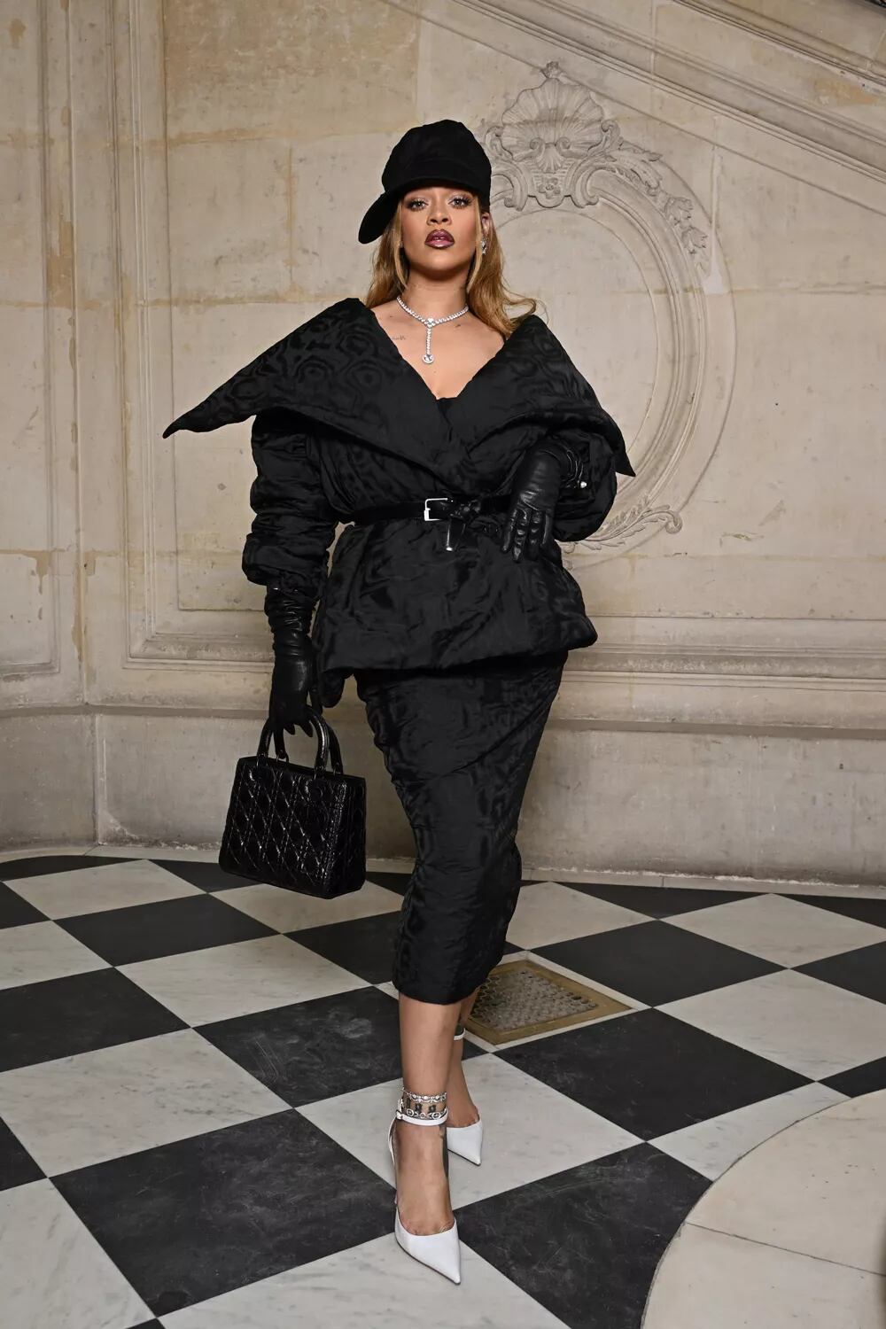 Rihanna desfiló con un atuendo negro de Alta Costura de la marca 'Dior' y unos tacones blancos.