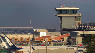 Controladores aéreos desisten de afectar vuelos al llegar a acuerdo con MOPT