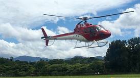 Helicóptero que ayudaba en atención de emergencia cae sobre el río Savegre