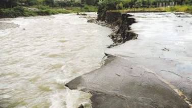 Río de Orosi pone en riesgo vida de 150 familias