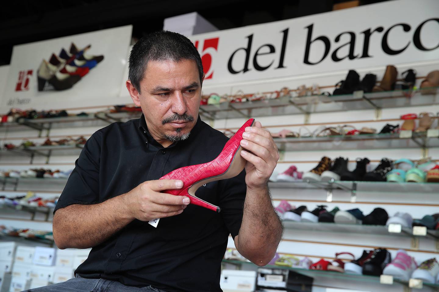 29/09/2023/. Retratos al zapatero Marco Víquez de la fabrica de zapatos Del Barco / Foto John Durán