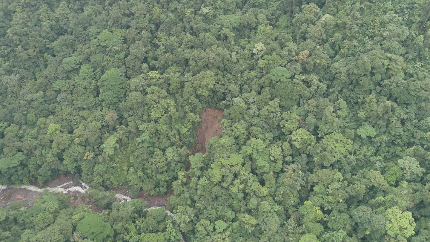 El dron captó en lo alto de la cuenca del río La Esperanza algunos deslizamientos pequeños pero ningún represamiento del agua. Foto: Cortesía CNE.