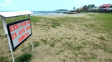 Limonenses ‘exiliaron’ playa Los Baños por contaminación