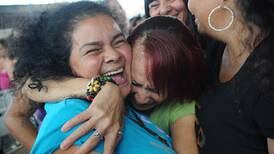    Tres madres  indultadas corrieron para abrazar a hijos 