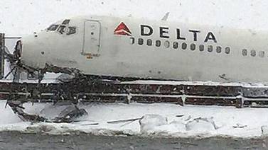 Avión se sale de la pista al aterrizar en Nueva York