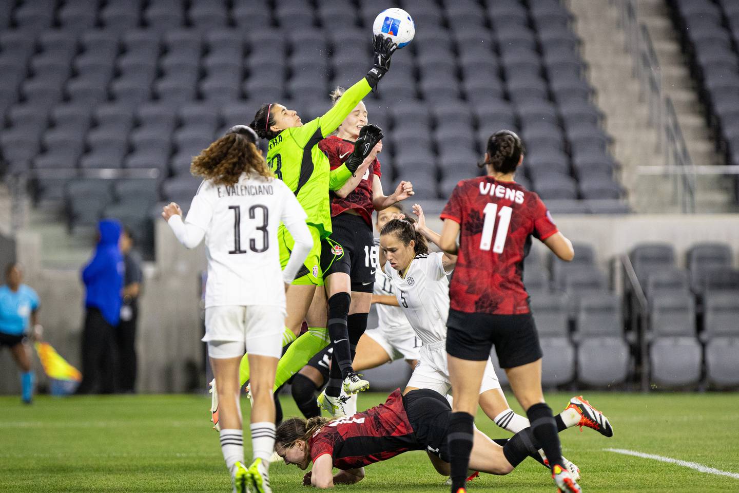 La Selección Femenina de Costa Rica mostró crecimiento y evolución en la Copa Oro, al plantársele bien a Canadá.