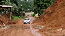 Vecinos de Sarapiquí abren a la fuerza camino afectado por derrumbe desde hace dos semanas