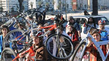 Uruguayos salen a promover el uso de la bicicleta en el día mundial sin auto