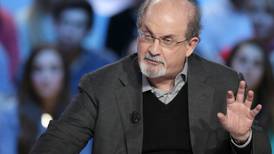 Escritor Salman Rushdie fue apuñalado en el cuello en conferencia en Nueva York