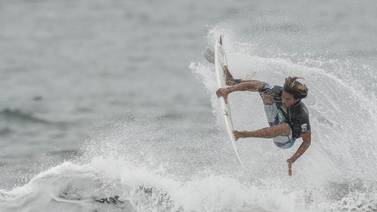 Carlos Cali Muñoz: 'Los tiburones son la pesadilla de los surfistas'