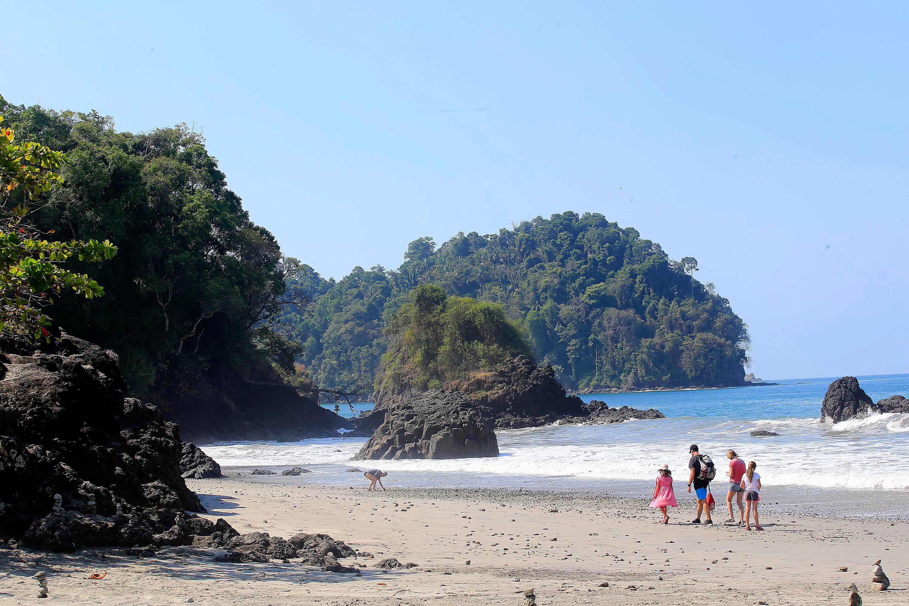 El Parque Nacional Manuel Antonio está situado en la costa del Pacífico del país. Uno de sus atractivos para los turistas son sus playas y la costa tropical.  