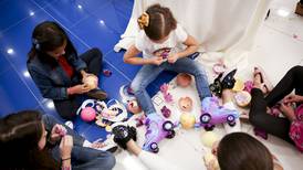Regalarle a un niño en Navidad: tome estos consejos para comprar juguetes seguros
