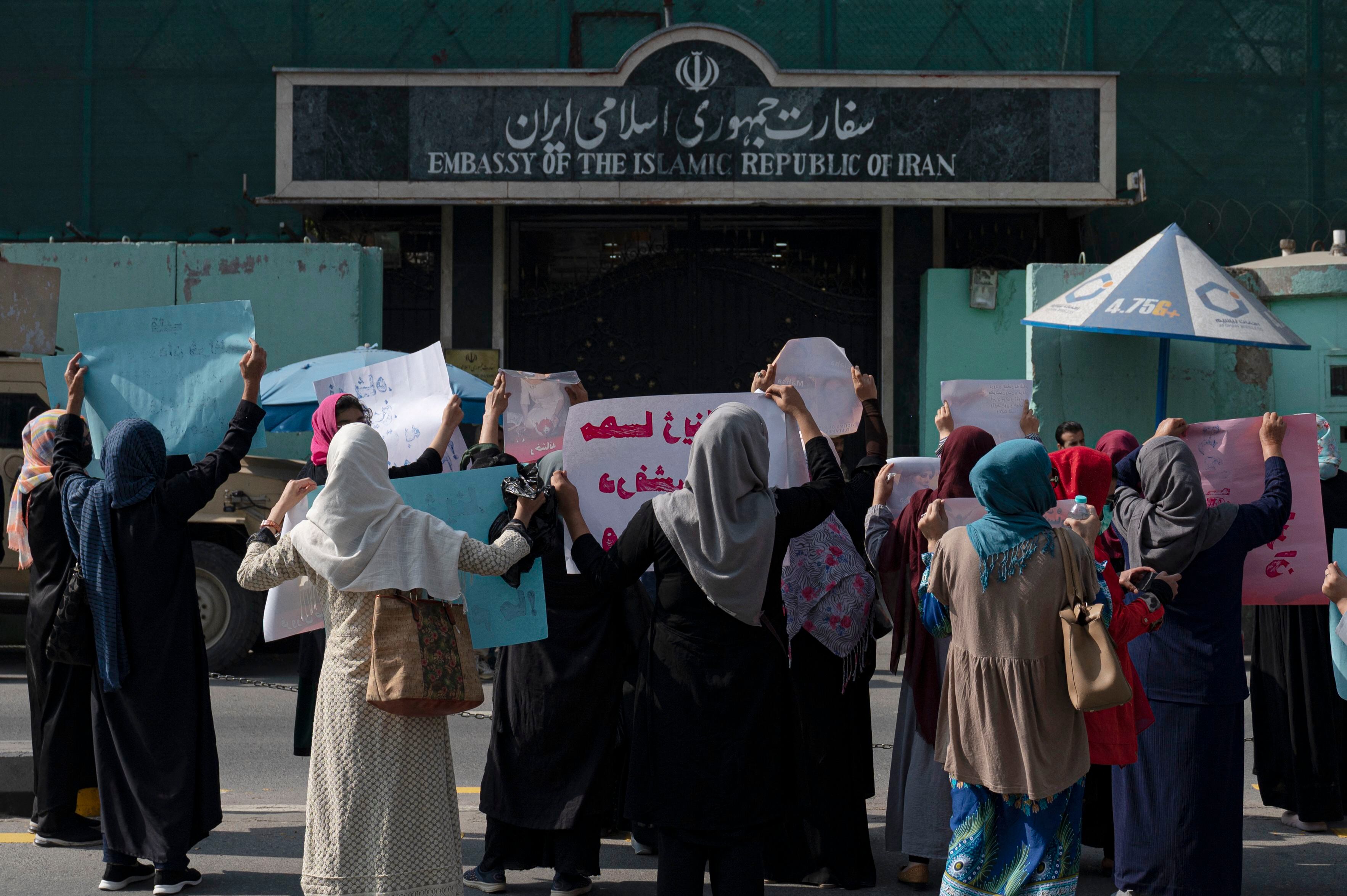 Talibanes irrumpen con disparos manifestación de mujeres que apoyan las protestas en Irán