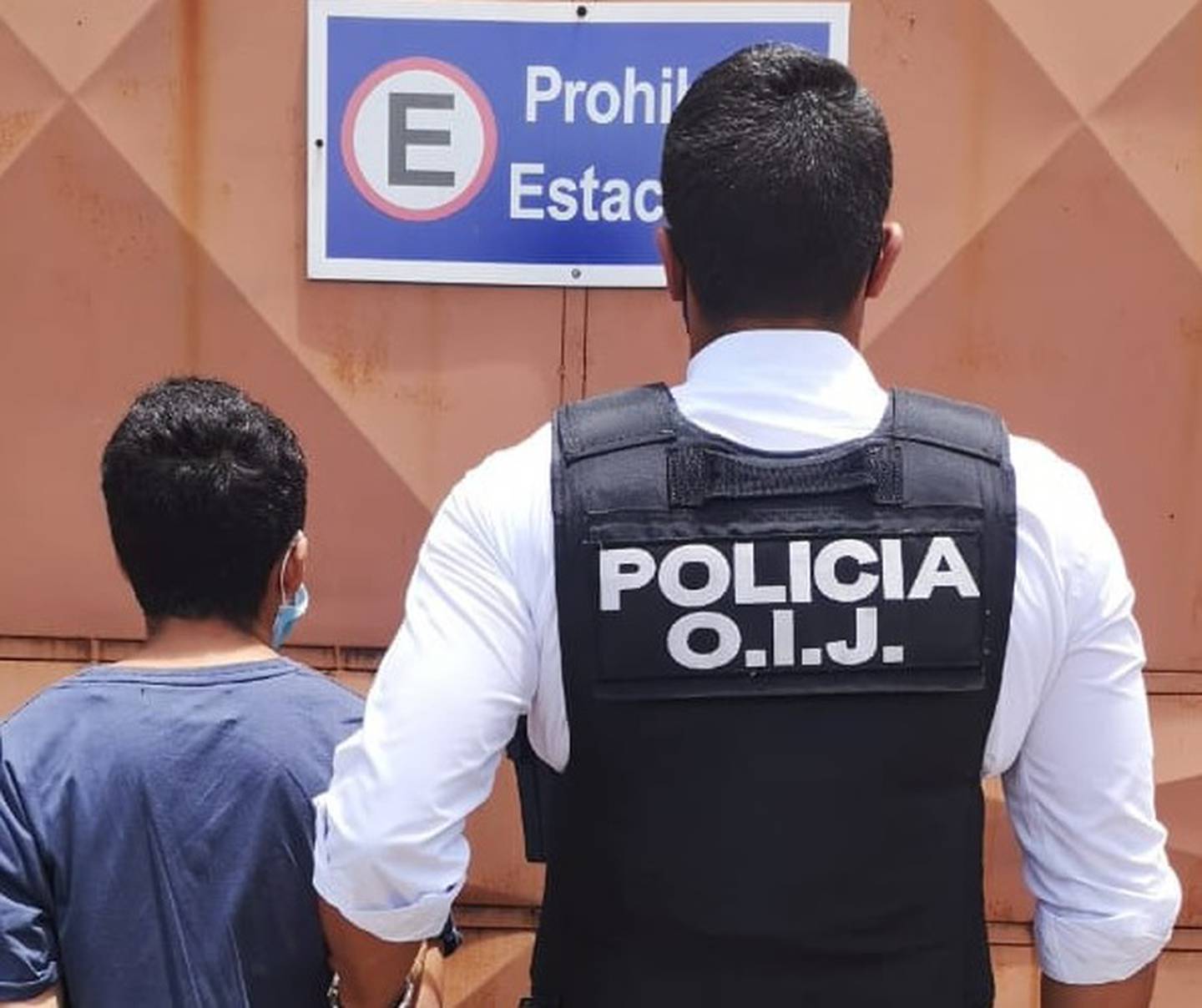 Luego de ser informados sobre el paradero del joven sospechoso de los disparos, se procedió a su captura en el sector fronterizo con Panamá. Foto: Cortesía OIJ.