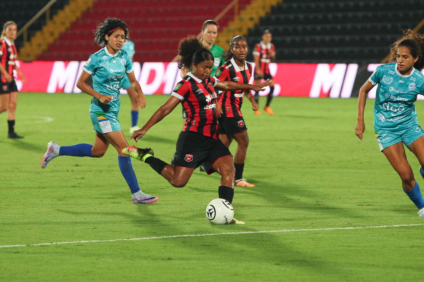 Kenia Rangel marcó un golazo en el partido entre Alajuelense y el Municipal Pococí.