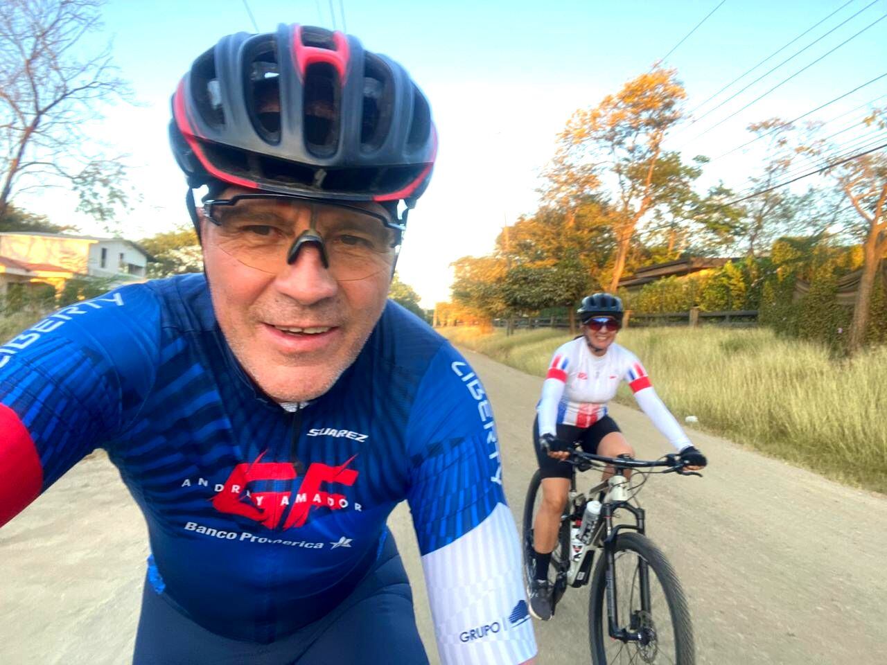 Luis Gabelo Conejo comparte su pasión por el ciclismo junto a su esposa Rocío Lobo. (Foto cortesía de Luis Gabelo Conejo).